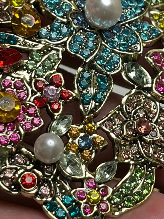 Multicolor Goldtone Floral rhinestones Brooch with Faux Pearl Accents EUC - Picture 7 of 7